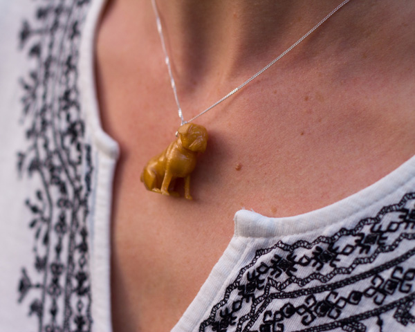 Pug necklace in gold